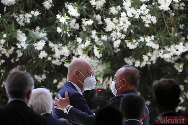 SON DAKİKA: Uluslararası ajanslar Çavuşoğlu ile Dendias'ın sarılmasını son dakika geçti - 8