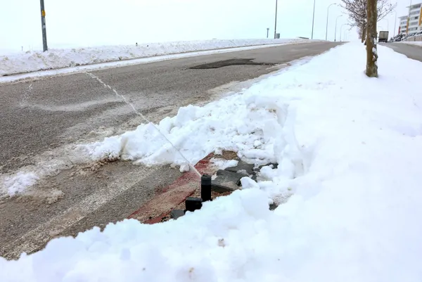 yollarda-buzlanmaya-karsi-kesin-cozum-yol-kenarina-yerlestirilen-fiskiyeler-solusyon-sikiyor-1643374427763.jpg Yollarda buzlanmaya karşı kesin çözüm: Yol kenarına yerleştirilen fıskiyeler solüsyon sıkıyor-4