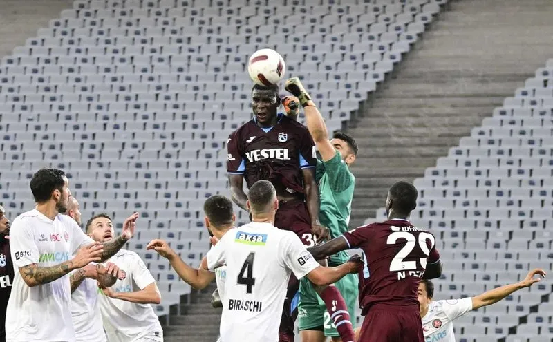 Trabzonspor'un en golcü oyuncusu Paul Onuachu, boy avantajıyla dikkat çekiyor
