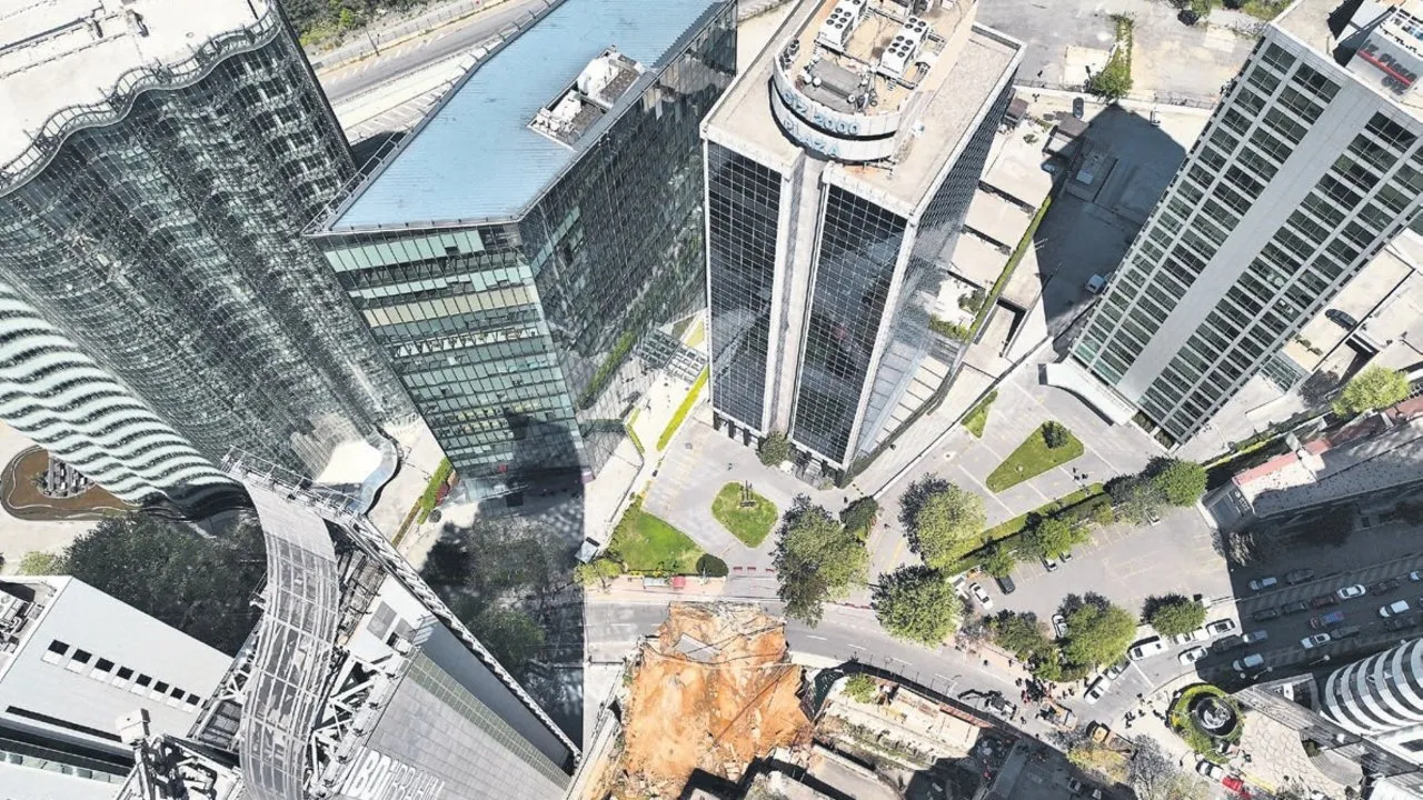 İstanbul’un göbeğinde facianın eşiğinden dönüldü: Uzun zamandır çalışma yapılmayan inşaatın duvarı yıkıldı!