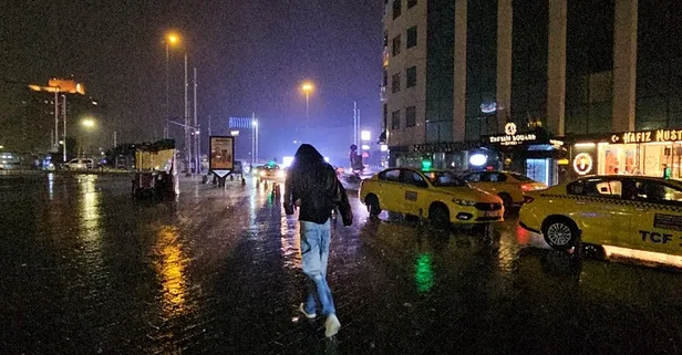 İstanbul'da sel ve su baskınları! Sarıyer'de yol çöktü... Araçlar dereye düştü | Peş peşe kazalar