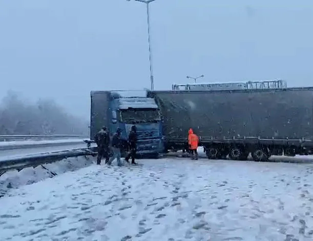 Kontrolden çıkan tır TEM’i ulaşıma kapattı