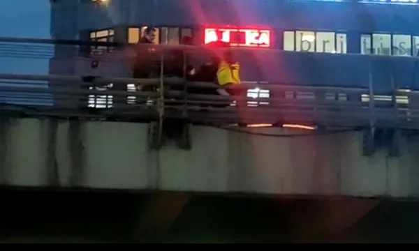 istanbulda-hareketli-saatler-mecidiyekoyde-bir-kisi-ust-gecitte-kablolari-yakip-intihara-kalkisti-1646547481949.jpg İstanbul'da hareketli saatler! Mecidiyeköy'de bir kişi üst geçitte kabloları yakıp intihara kalkıştı-3