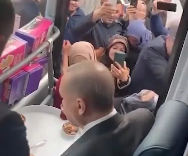 baskan-erdogana-sevgi-seli-ellerinde-tepsilerle-yollarda-beklediler-1682445654368.jpeg
