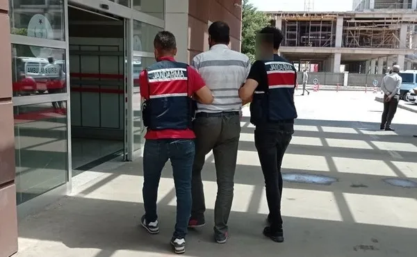 pkkli-teroristlere-kiyafet-temin-eden-khkli-eski-ogretmen-tutuklandi-1627505311905.jpg PKK'lı teröristlere kıyafet temin eden KHK'lı eski öğretmen tutuklandı!-1