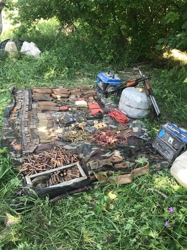 Son dakika: Hakkari'nin Yüksekova ilçesinde PKK'ya ait silah ve mühimmatlar ele geçirildi-1