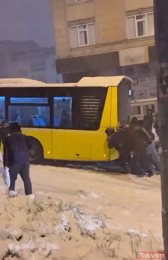 İstanbul’da kar yağdı trafik kilitlendi! İETT otobüsleri yine yolda kaldı - 3