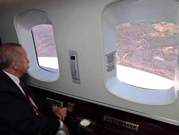 son-dakika-baskan-recep-tayyip-erdogan-marmariste-orman-yangini-olan-bolgeyi-havadan-inceledi-1655897478177.jpg SON DAKİKA: Başkan Recep Tayyip Erdoğan Marmaris'te! Orman yangını olan bölgeyi havadan inceledi-4