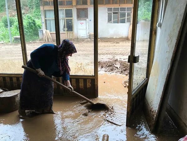 rizedeki-siddetli-yagisin-ardindan-hasar-tespit-ve-tahliye-calismalari-suruyor-1594801287286.jpg Rize'deki şiddetli yağışın ardından 125 kişi tehlikeli bölgeden tahliye edildi-8