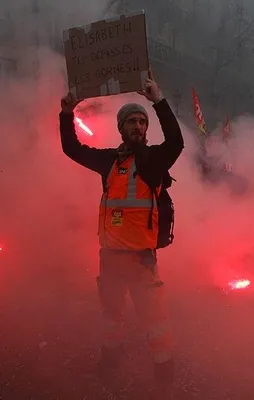 Fransa’da sokak karıştı! Göstericiler polisle çatışıyor