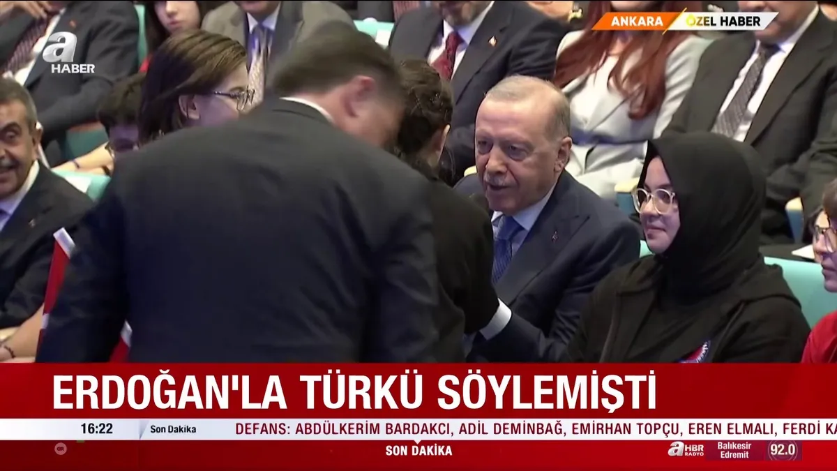 1789745553338.jpeg Başkan Erdoğan'la türkü söyleyen 8 yaşındaki Bengü Yeşilbaş: "Yanında mutlu ve huzurluydum"-3