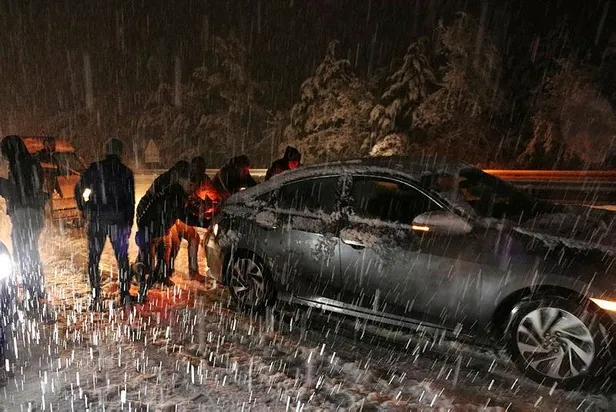 denizli-antalya-kara-yolu-yogun-kar-yagisi-nedeniyle-cift-yonlu-olarak-ulasima-kapatildi-1646247400341.jpeg Denizli- Antalya kara yolu yoğun kar yağışı nedeniyle çift yönlü olarak ulaşıma kapatıldı-3