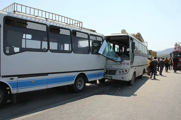 Mersin'de otobanda zincirleme kaza! 1'i ağır 7 yaralı