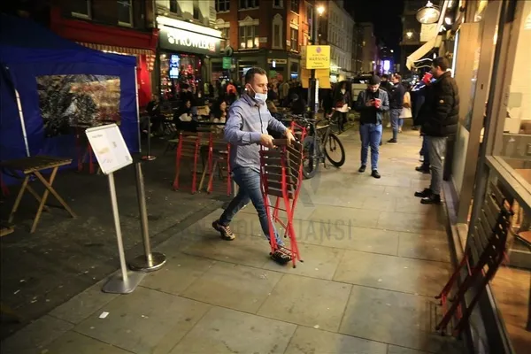 ingilterede-parekende-magazalarinin-kapatilmasinin-sirketlere-haftalik-maliyeti-2-milyar-sterlini-buldu-1608558286396.jpg İngiltere'de parekende mağazalarının kapatılmasının şirketlere haftalık maliyeti 2 milyar sterlini buldu-3