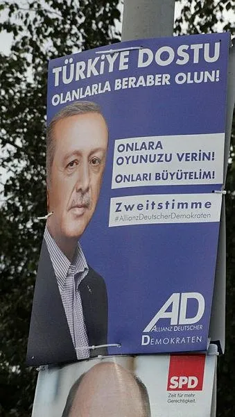 Erdoğan'ın 'oy' çağrısı Almanya'da seçim afişlerinde-1