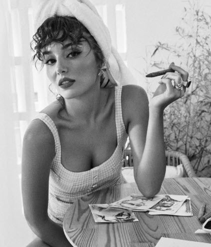 Hande Erçel'in eli bikinili poz vermeye alıştı artık cömert davranıyor! Bir dönem kilolarıyla şoke eden Hande şimdi fit olunca...-4