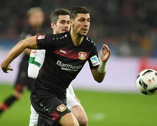 Galatasarayda stopere son aday Dragovic! Fatih Terim onay verdi...