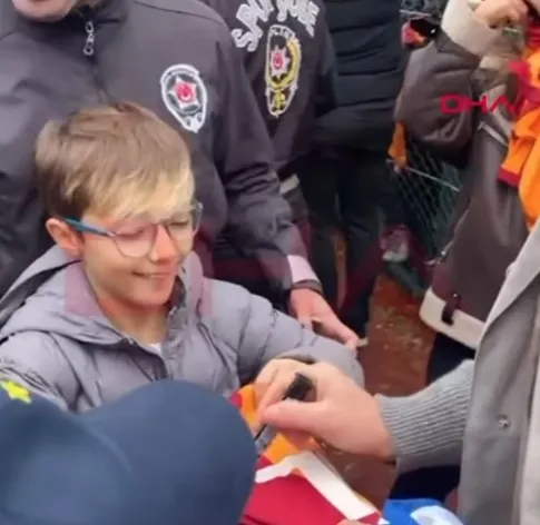 Bu görüntüler çok konuşuldu! Fenerbahçe'nin 9 numarası Dzeko'dan Galatasaray formasına imza - 5