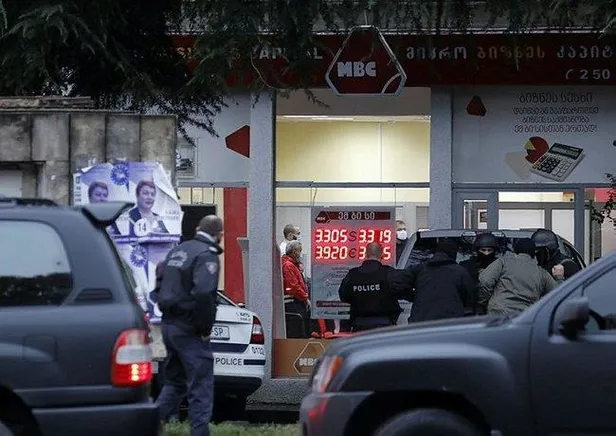 gurcistanin-baskenti-tifliste-mikrofinans-kurumu-ofisinde-rehine-krizi-1605889699421.jpeg Gürcistan'ın başkenti Tiflis'te mikrofinans kurumu ofisinde rehine krizi!-2