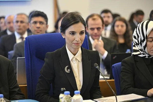 chpnin-128-milyar-dolar-iftirasini-bu-kez-tcmb-baskani-hafize-gaye-erkan-curuttu-1696422535059.jpeg CHP'nin "128 milyar dolar" iftirasını bu kez TCMB Başkanı Hafize Gaye Erkan çürüttü! İftirayı atanlara sert tepki: "Müfterinin ahlakı olmaz"-2