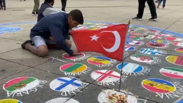 Almanya'da ülke bayraklarını yere çizen sanatçı, Türk bayrağını asmayı tercih etti - Takvim