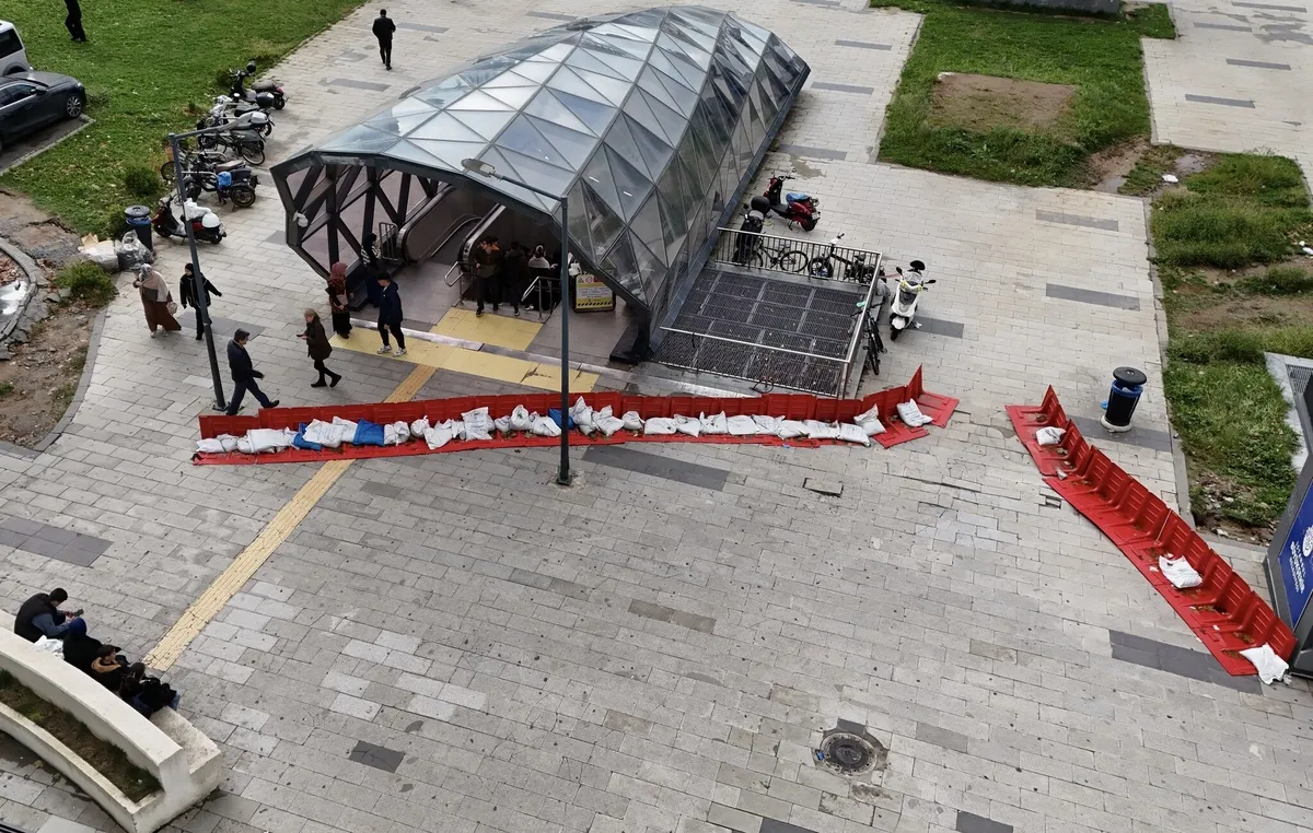 kayasehir-metrosunda-su-baskinina-karsi-kum-cuvalli-onlem-1792158806556.jpg İBB'den sel önlemi: Milyonlarca liralık Kayaşehir Metrosu kum çuvallarına emanet-3