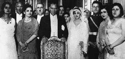 Mustafa Kemal Paşa, İzmir'de Latife (Uşaklıgil) Hanım ile evlendi. Evliliği, kamuoyuna Anadolu Ajansı duyurdu