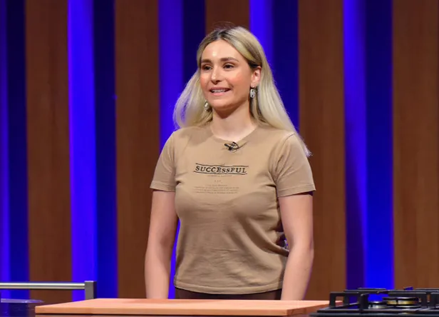 Masterchef Ece Aysal hikayesiyle izleyiciyi kahretti! Somer Sivrioğlu gözyaşlarını tutamadı! Disleksi hasta olan Ece Aysal kimdir?-2