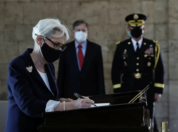 abd-disisleri-bakan-yardimcisi-wendy-sherman-anitkabir-ziyaretinden-sonra-teror-orgutu-pkkypgye-desteklerini-yineledi-1622222467210.jpg ABD Dışişleri Bakan Yardımcısı Wendy Sherman, Anıtkabir ziyaretinden sonra terör örgütü PKK/YPG'ye desteklerini yineledi-2