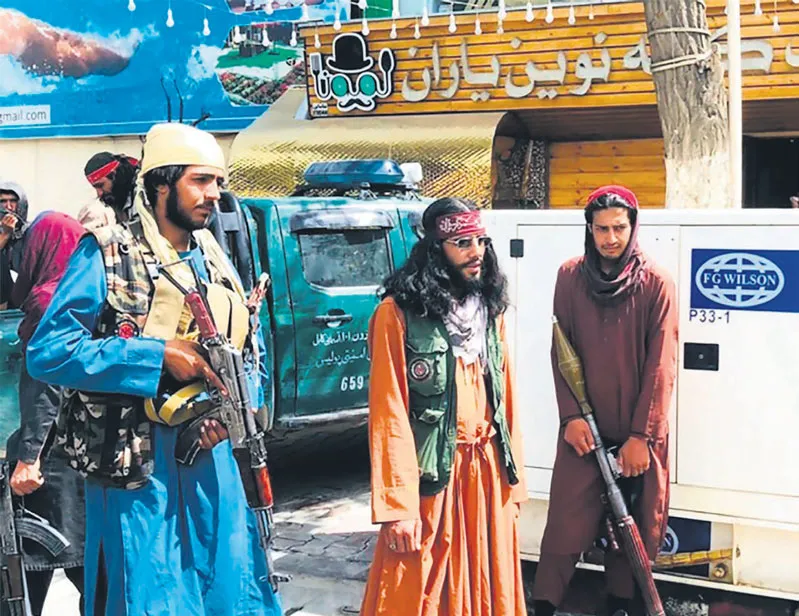 Taliban marka sever! Elbiseleri bile son moda