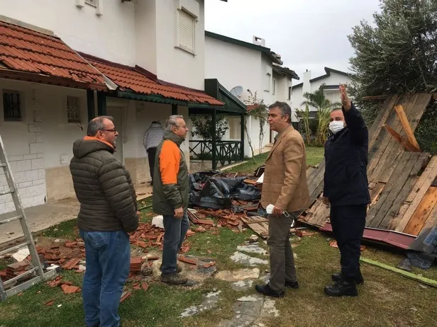 Son dakika: İzmir Çeşme'de hortum paniği: Evlerin çatılarında hasar oluştu-5