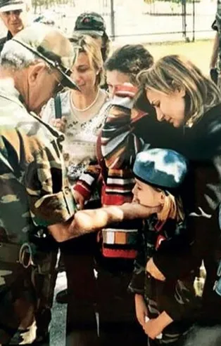 Şehit Ali Bezik'in cenazesine mavi bere ile katılan kızı Batın Bezik komando oldu