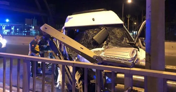 Antalya’da turistleri taşıyan minibüs bariyerlere çarptı: Bir kişi hayatını kaybetti 4 kişi yaralandı