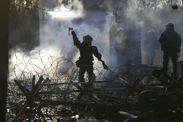 Katil Esad'ın kalleş saldırısı sonrası açılan sınır kapıları Avrupa'nın uykularını kaçırıyor!-4