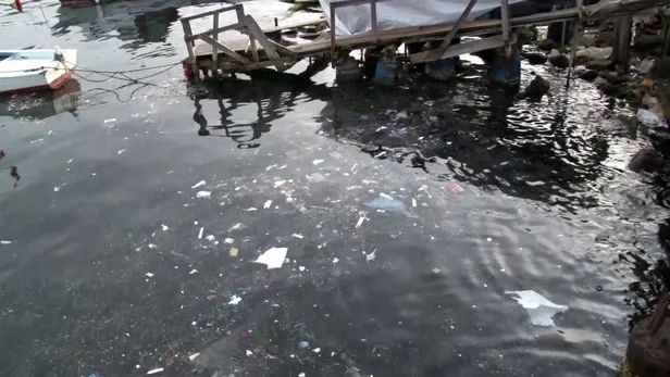 Sarıyer'de korkutan görüntü: Balık tutmak için atılan oltalardan çöp çıktı!-1