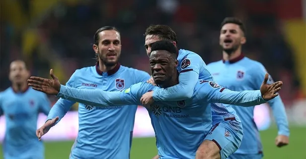 Trabzonsporlu Ekuban geceye damga vurdu! Golü attı göz yaşlarını tutamadı