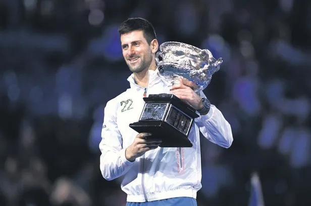 sampiyon-djokovic-sirp-raket-finalde-tsitsipasi-yenerek-10-avustralya-acik-zaferini-kazandi-1675038358048.jpeg