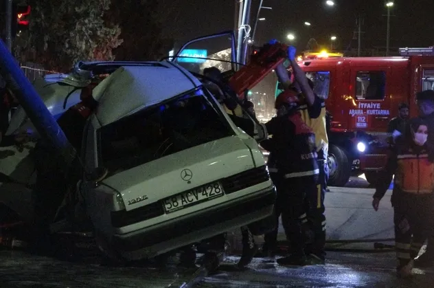 Direğe çarpan otomobil hurdaya döndü