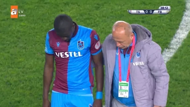 Son dakika: Trabzonspor'da Badou Ndiaye sakatlanarak oyundan çıktı-1