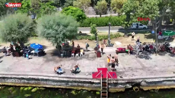 Sıcaktan bunalan vatandaşlar Boğaz'a atladı