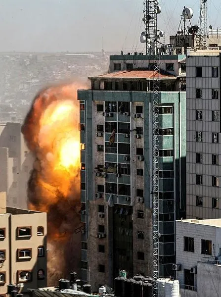 Canlı yayında katliam! İsrail savaş uçakları Associated Press ve Al-Jazeera'nın ofisinin de olduğu binayı yerle bir etti-2