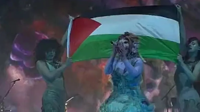 renate-bardan-soykirim-ordusuna-ozel-konser-siyonist-sarkici-yahya-sinwar-ve-gazzenin-tamami-olecek-diye-hayki-1701352410326.jpeg Renate Bar’dan soykırım ordusuna özel konser: Siyonist şarkıcı ‘Yahya Sinwar ve Gazze’nin tamamı ölecek’ diye haykırırken Paris’te Filistin bayrağı açan Melanie Martinez’in mikrofonu kapatıldı-2