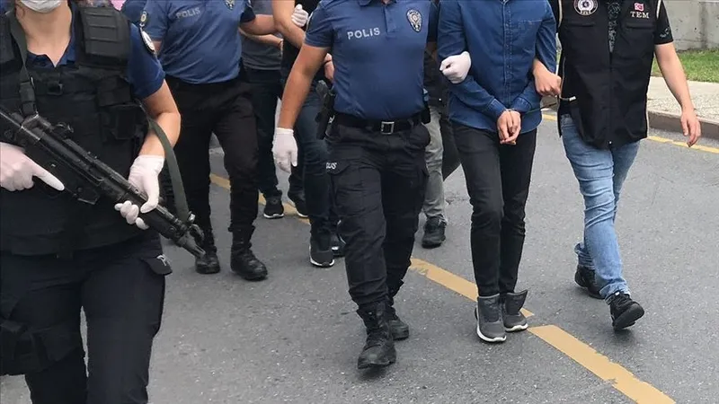fetonun-muavenet-agina-operasyon-43-gozalti-1776198619095.jpeg FETÖ’nün muavenet ağına operasyon: 43 gözaltı-3