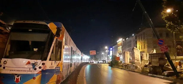 beyazit-laleli-duraklari-arasinda-tramvay-seferleri-durdu-1602796548997.jpeg