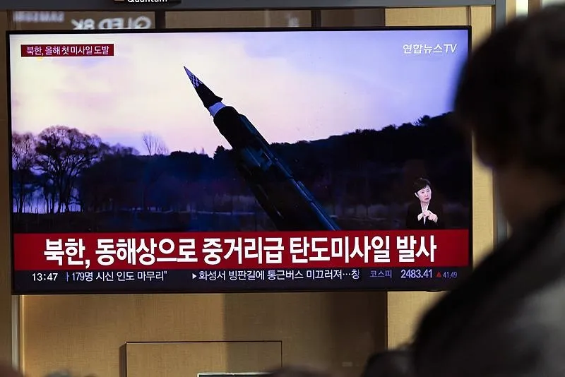 Kuzey Kore yeni yılın ilk füze denemesini gerçekleştirdi. (EPA)
