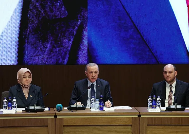 Başkan ve AK Parti Genel Başkanı Recep Tayyip Erdoğan, partisinin genel merkezinde yapılan Kadın Kolları Merkez Karar Yönetim Kurulu toplantısına başkanlık etti. (AA)