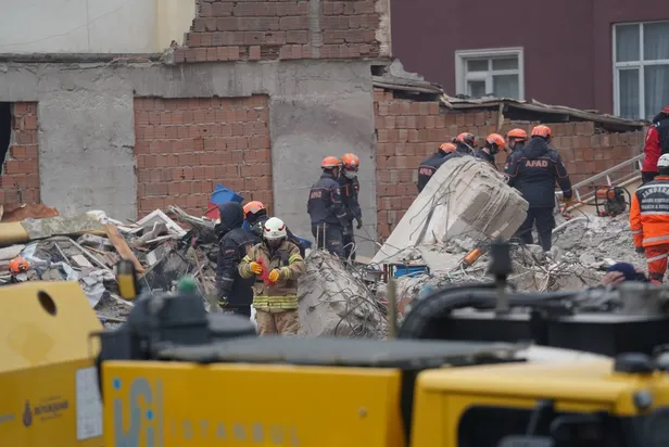 Kartal'daki enkazdan duygulandıran kare! Türk bayrağını temizleyip cebine koydu-3