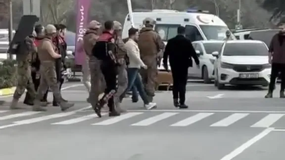 BeIN Sports TV binasına silahla giren saldırgan gözaltına alındı | İşte o anlar!