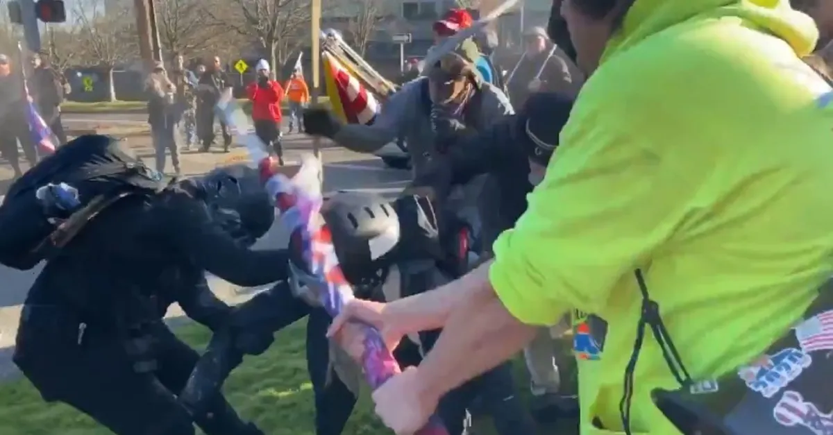 ABD karıştı! Washington DC’de Trump destekçileri ile Antifa destekçileri birbirine girdi