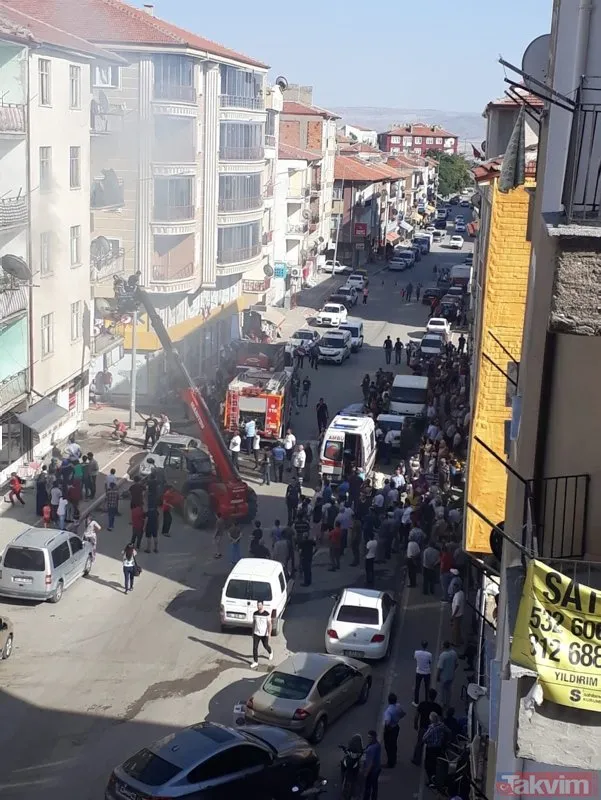Ankara'nın Åereflikoçhisar ilçesinde bir apartmanda çıkan yangından etkilenen onlarca kiÅi, olay yerine yakın bir yerde çalıÅan iÅ makinesiyle binadan tahliye edildi. ile ilgili görsel sonucu
